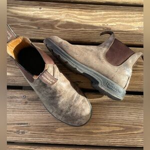 585
WOMEN'S CLASSICS
CHELSEA BOOTS - RUSTIC BROWN